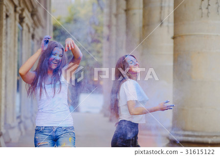 girl with paints 31615122