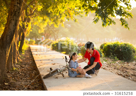 Accident when little Asian girl practice to ride 31615258