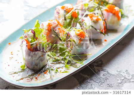spring rolls with caviar 31617314