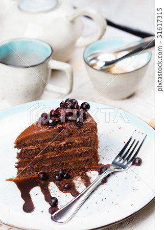 Chocolate-berry cake 31617315