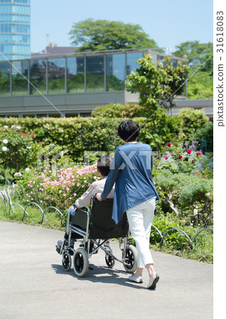 Medical · nursing care · wheelchair image A couple 31618083