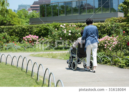 Medical · nursing care · wheelchair image A couple 31618084