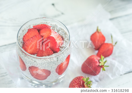 Chia seed puddings with strawberry slices Chia seed puddings with strawberry slices 31618298
