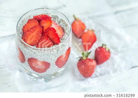 Chia seed puddings with strawberry slices Chia seed puddings with strawberry slices 31618299