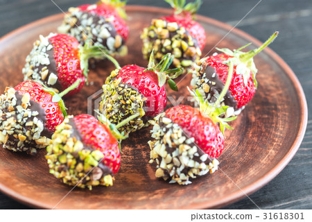 Fresh strawberries covered with dark chocolate Fresh strawberries covered with dark chocolate 31618301