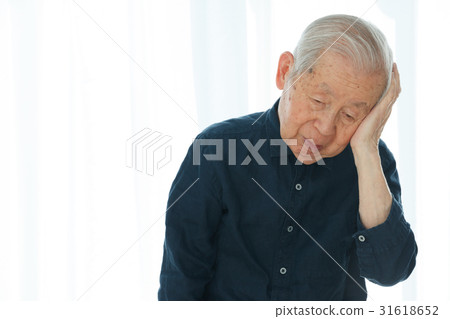 Senior who puts his hand on his head 31618652