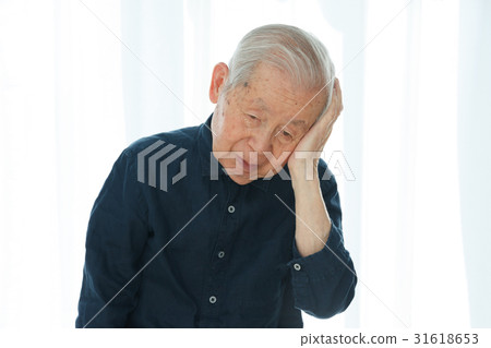把手放在頭上的老人 31618653
