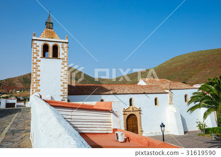 Central square with church in Betancuria village 31619590
