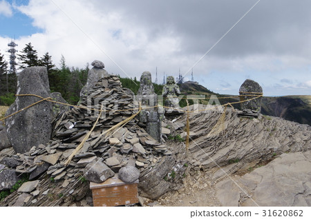 The stone Buddha of the Oga-nose mountain faith of the Takahara Minegahara Plateau of Shinshu and the group of radio towers behind 31620862