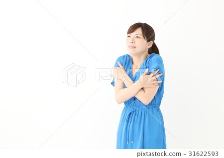 A cold woman 31622593