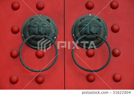 建築 門 門釘 門環 鋪首 寺廟 廟宇 中國風 中國建築 台灣 中式建築 古代 莊嚴 氣派 紅 紅門 建築 門 門釘 門環 鋪首 寺廟 廟宇 中國風 中國建築 台灣 中式建築 古代 莊嚴 氣派 紅 紅門 31622804