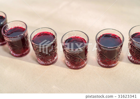 Many alcoholic drinks with crainberries 31623341