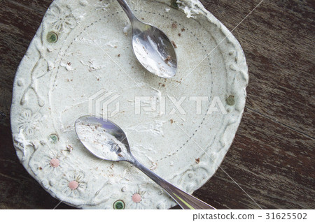 dirty food on dish  white after eat all 31625502