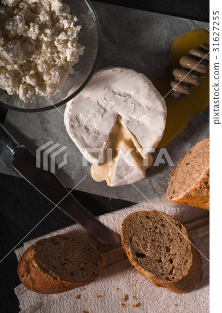 Brie cheese with honey and bread on the background 31627255