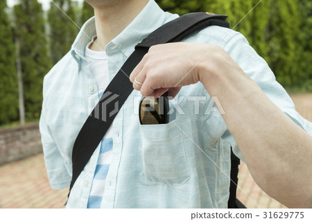 男士從太陽鏡和口袋裡取出 男士從太陽鏡和口袋裡取出 31629775