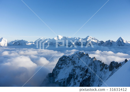 Through the sea of clouds 31631412