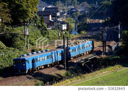 Run through the autumn morning Run through the autumn morning 31632643