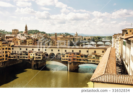 Ponte Vecchio bridge over Arno river, Florence 31632834
