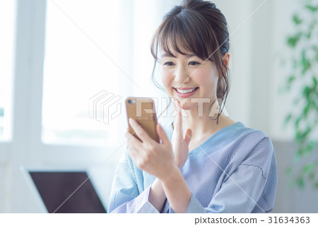 Smartphone female 31634363