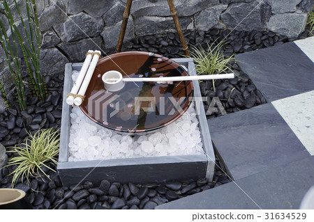Hand washing hand waterbow on the water cherry blossoms 31634529