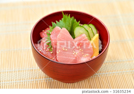 Tuna rice bowl (tuna rice bowl, rice bowl). The three pieces in front are Southern bluefin tuna. Tuna rice bowl (tuna rice bowl, rice bowl). The three pieces in front are Southern bluefin tuna. 31635234