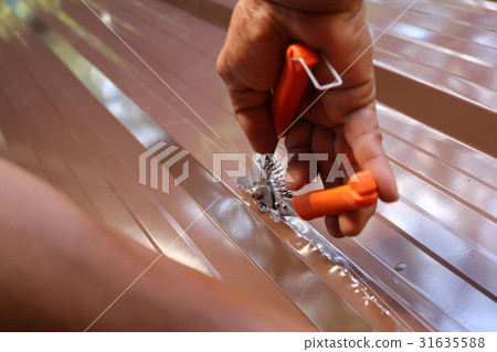 Scissors to cut the metal sheet for roofing. Scissors to cut the metal sheet for roofing. 31635588