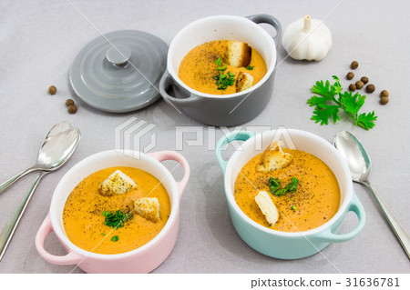 cream soup made of red lentils with rusks 31636781