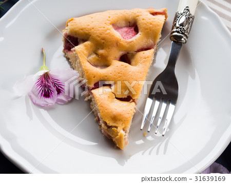 Strawberry cake with mixed flour Strawberry cake with mixed flour 31639169