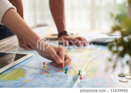 Couple of young Travelers 31639400