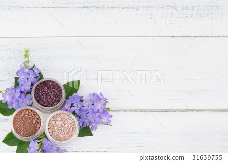 Glitter powder make up with purple flowers 31639755