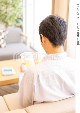 Relaxing holiday in men in 30 's, rear view 31640371