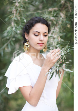 Portrait young bride in white wedding dress Portrait young bride in white wedding dress 31643950