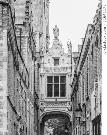 Bridge crossing between buildings over narrow 31645175
