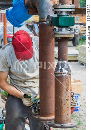 Man using angle grinder 31645265