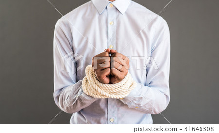 一個商人的手綁在繩子上 31646308