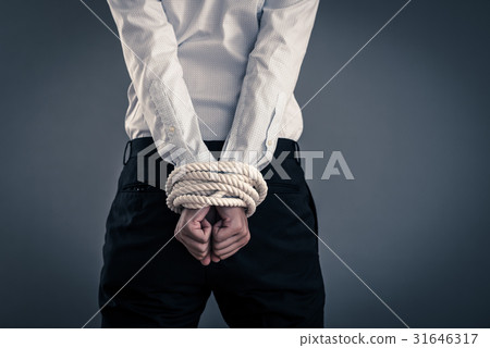 一個商人的手綁在繩子上 一個商人的手綁在繩子上 31646317