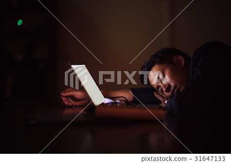 夜·個人電腦·睡覺的男人 31647133