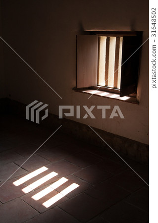老窗光影 Volume Light Through a Window 古い窓を介して表示します 老窗光影 Volume Light Through a Window 古い窓を介して表示します 31648502