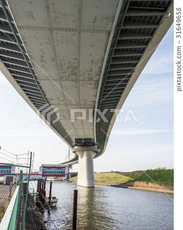 Creek harp bridge 31649658