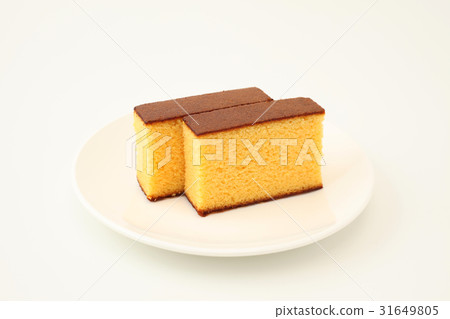 在板材白色背景的Castella 在板材白色背景的Castella 31649805