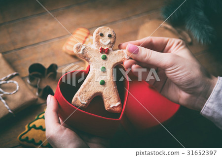 hands holding christmas gingerbread man 31652397