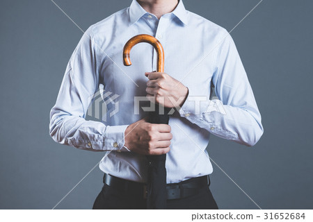 拿著一把黑傘的一個人 拿著一把黑傘的一個人 31652684