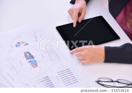 Businesswoman working at modern office. 31653618