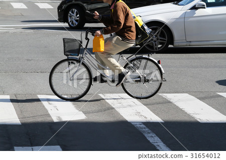 用智能手機駕駛自行車時 用智能手機駕駛自行車時 31654012