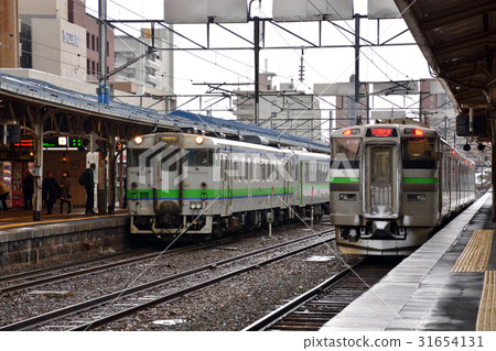小樽步行:Oiaru站的家裡的Kiha 40和735列車 小樽步行:Oiaru站的家裡的Kiha 40和735列車 31654131