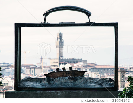 Palazzo Vecchio through the frame with the boat 31654142