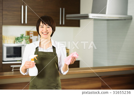 A woman in an apron 31655236