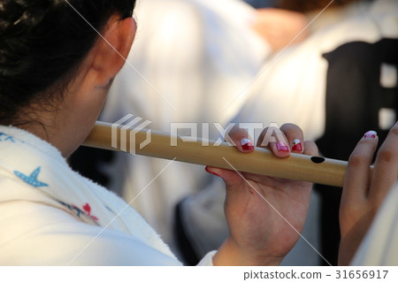 吹長笛的婦女在節日 31656917