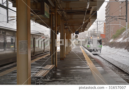 Walking Otaru: Hakodate Main Line Fast Rushing Liner Minami Otaru Station 31657007