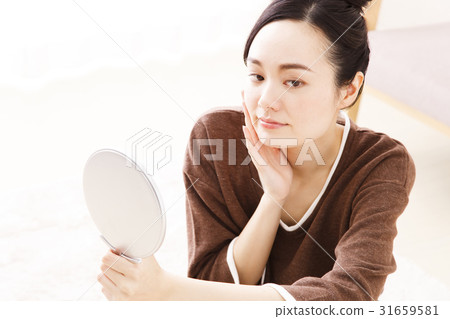 女性秀麗生活方式秀麗小姐年輕微笑的室居住偶然 女性秀麗生活方式秀麗小姐年輕微笑的室居住偶然 31659581